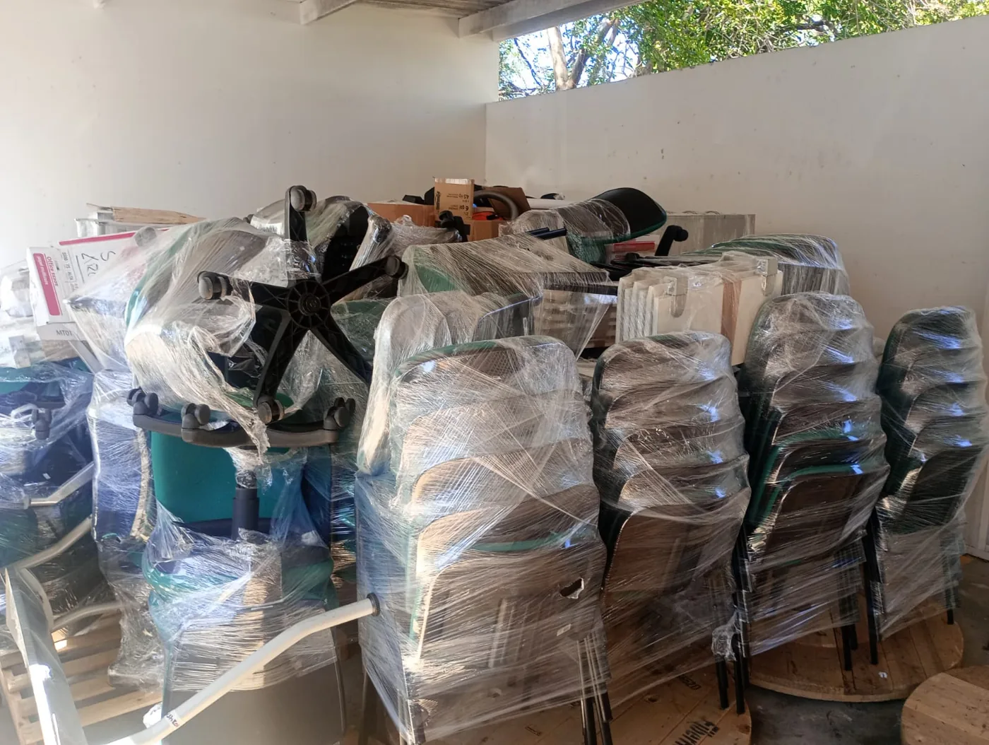 Sillas y mobiliario de oficina embalados