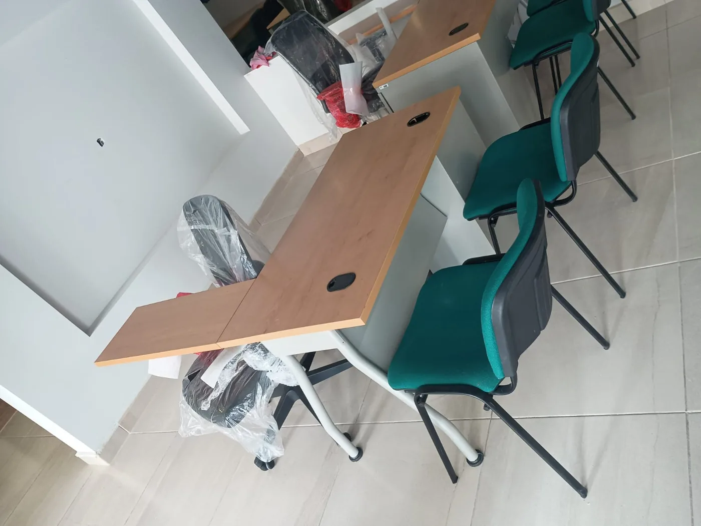 Mesa y sillas de oficina