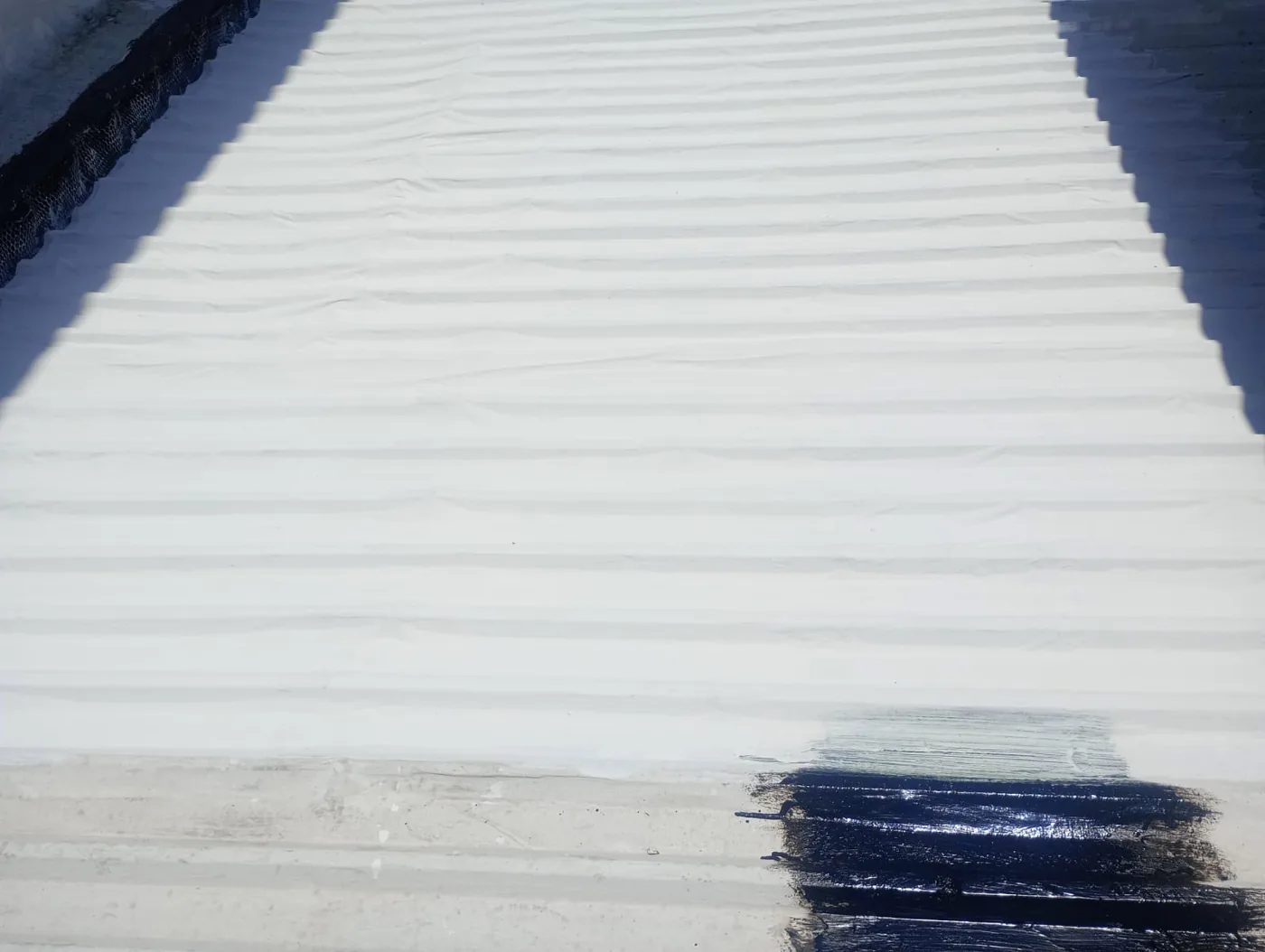 Techo de lámina pintado de blanco