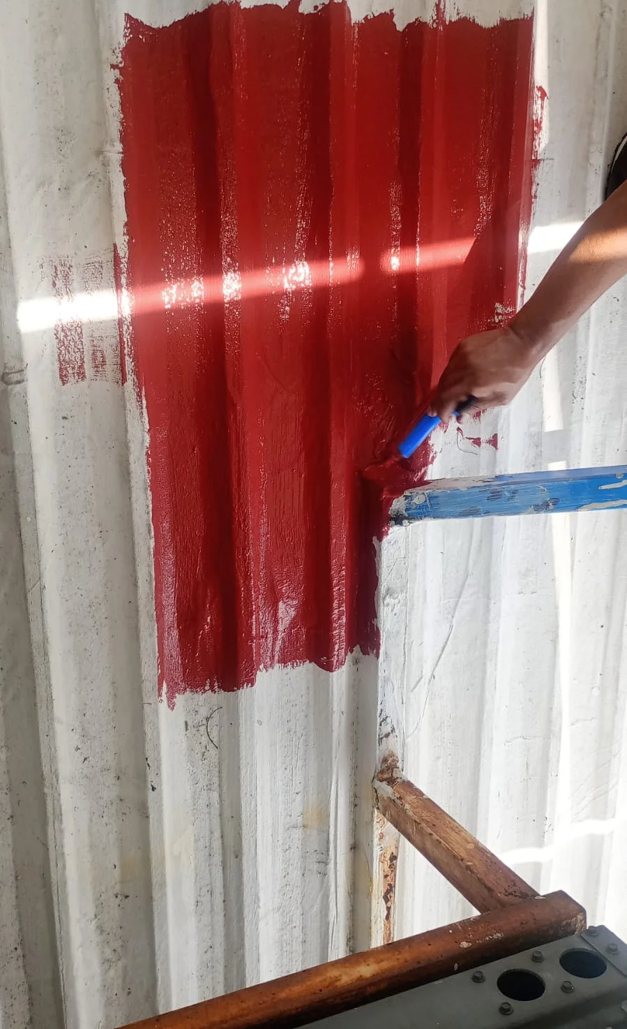 Aplicación de impermeabilizante rojo en lámina