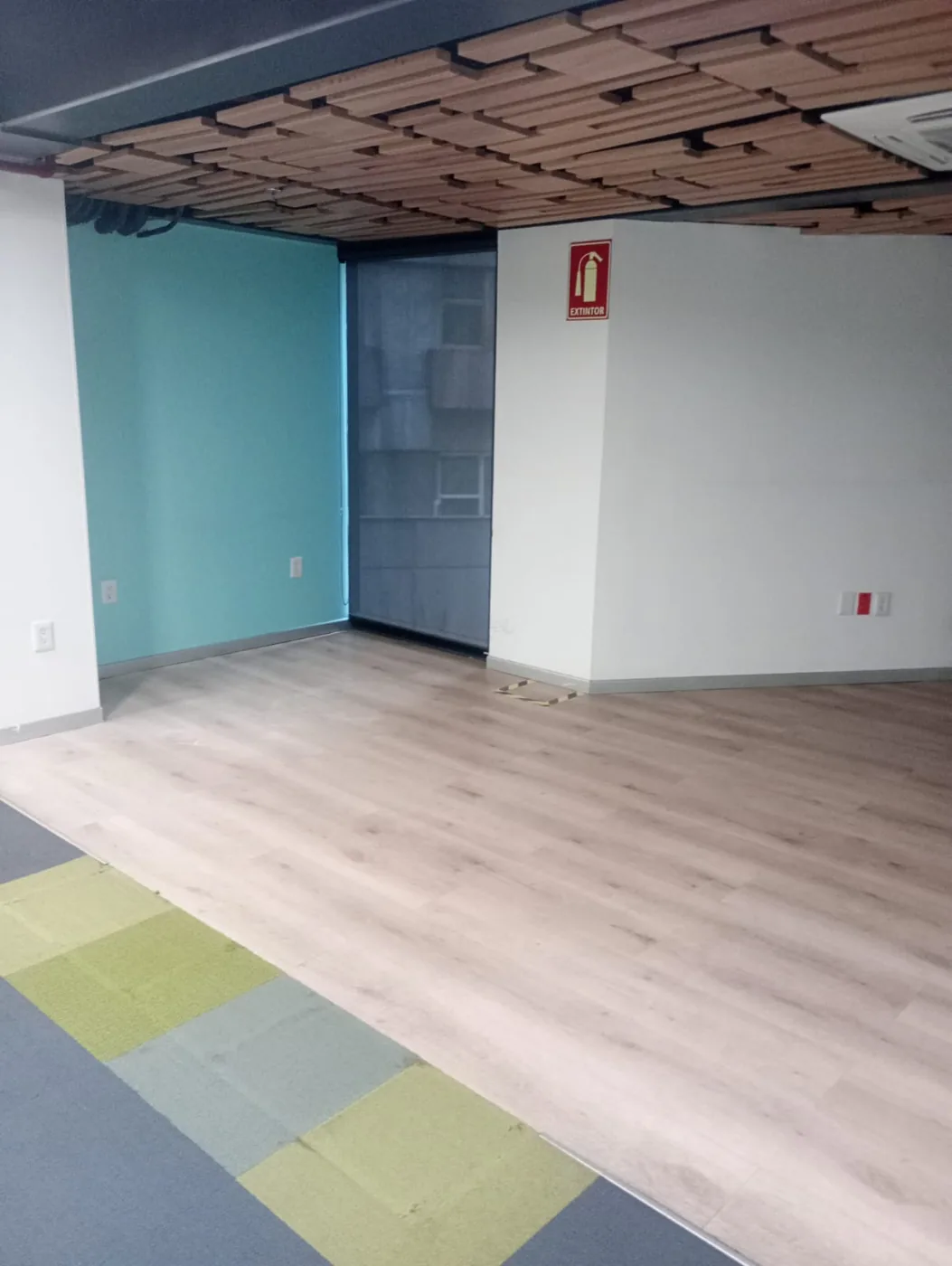 Espacio interior terminado con muros blancos y azules